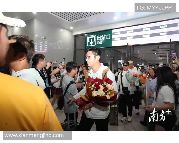 足球明星亲自驾驶私人飞机飞往比赛现场的精彩瞬间视频分享